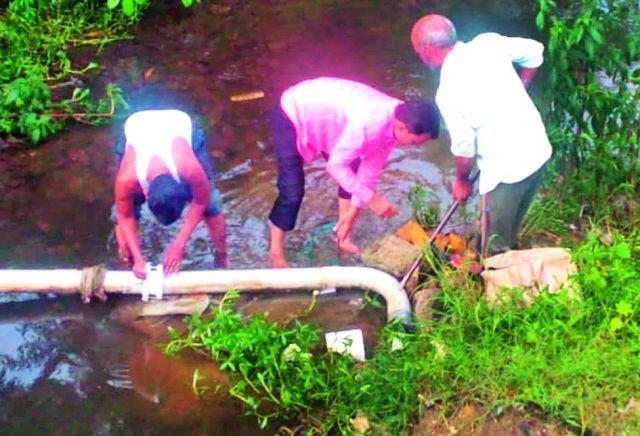 Liquorage repair by the citizens only | नागरिकांनीच केली लिकेज दुरुस्ती