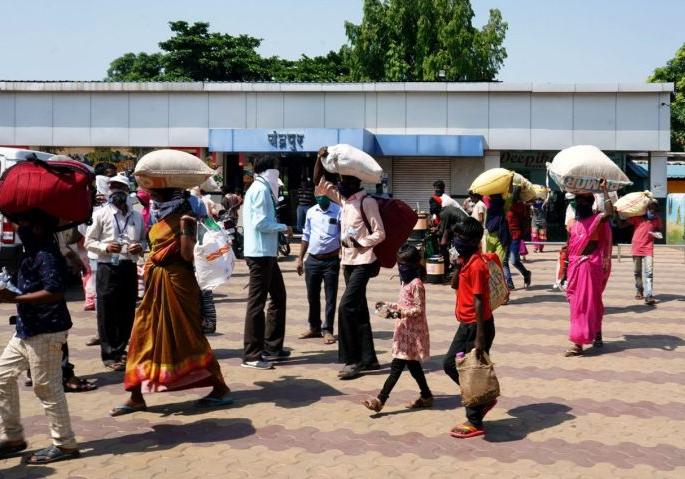 The joy of returning home was on his face. | घरी परतल्याचा आनंद 'त्यांच्या' चेहऱ्यावर ओसंडत होता.. The joy of returning home was on his face. | घरी परतल्याचा आनंद 'त्यांच्या' चेहऱ्यावर ओसंडत होता..
