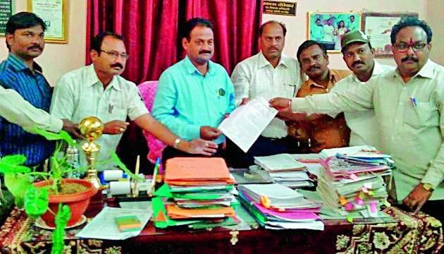 Teachers' online work boycott | शिक्षकांचा आँनलाईन कामावर बहिष्कार Teachers' online work boycott | शिक्षकांचा आँनलाईन कामावर बहिष्कार