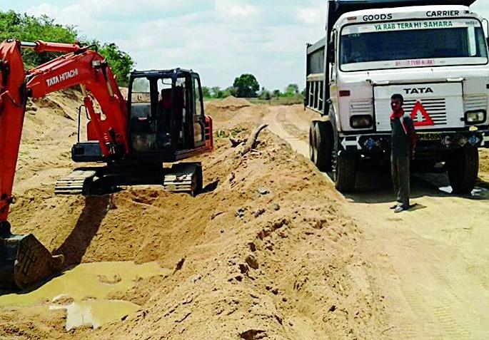 Smuggling of sand on the ghats in Talukas continues | तालुक्यातील घाटांवर रेती तस्करी सुरूच Smuggling of sand on the ghats in Talukas continues | तालुक्यातील घाटांवर रेती तस्करी सुरूच