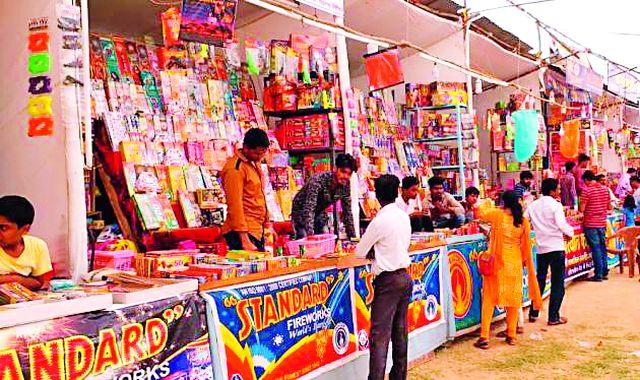 Jhumpi for the purchase of Diwali literature | दिवाळीच्या साहित्य खरेदीसाठी झुंबळ