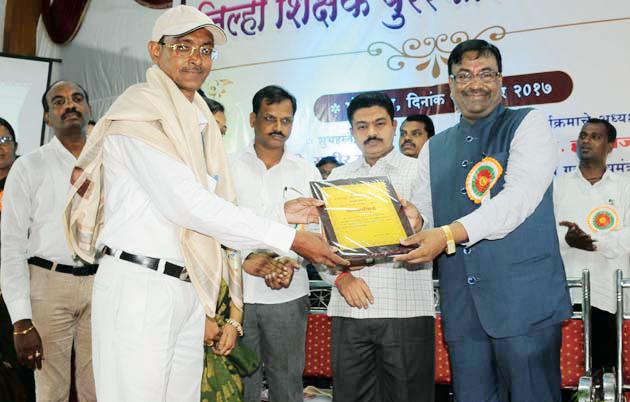 Teacher should work to create society: Sudhir Mungantiwar | शिक्षकांनी समाज घडविण्याचे कार्य करावे : सुधीर मुनगंटीवार Teacher should work to create society: Sudhir Mungantiwar | शिक्षकांनी समाज घडविण्याचे कार्य करावे : सुधीर मुनगंटीवार