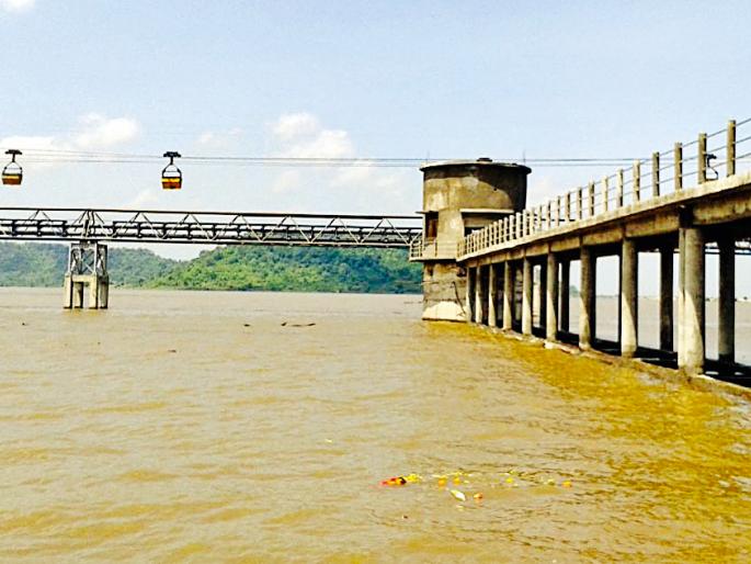 Due to the severe drought in the district | जिल्ह्यावर भीषण दुष्काळाचे सावट Due to the severe drought in the district | जिल्ह्यावर भीषण दुष्काळाचे सावट