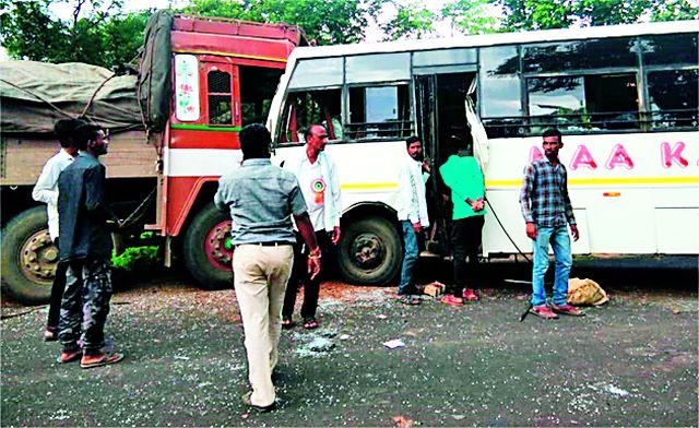 18 passengers injured in truck accident | ट्रक ट्रॅव्हल्स अपघातात १८ प्रवासी जखमी 18 passengers injured in truck accident | ट्रक ट्रॅव्हल्स अपघातात १८ प्रवासी जखमी