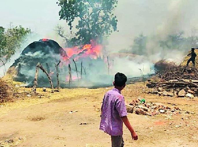 Fire to hefty weeds | तणसाच्या ढिगांना आग Fire to hefty weeds | तणसाच्या ढिगांना आग