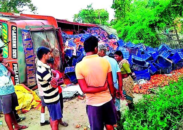 Tomato filled truck overturned | टमाटरने भरलेला ट्रक उलटला