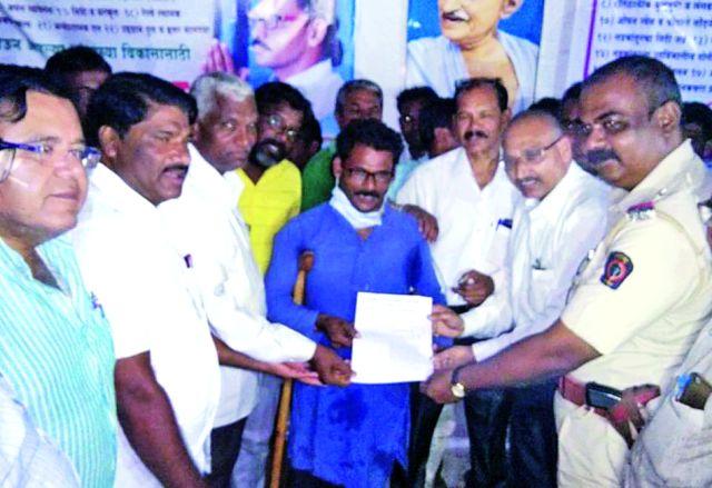 After the assertion after the fasting took place | आश्वासनानंतर उपोषण घेतले मागे After the assertion after the fasting took place | आश्वासनानंतर उपोषण घेतले मागे