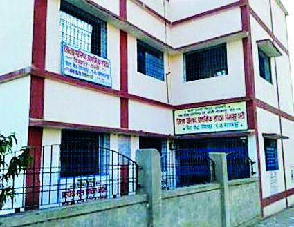 The building of 25 lakhs is not only toilet but also toilet | २५ लाखांची इमारत पण, शौचालयच नाही