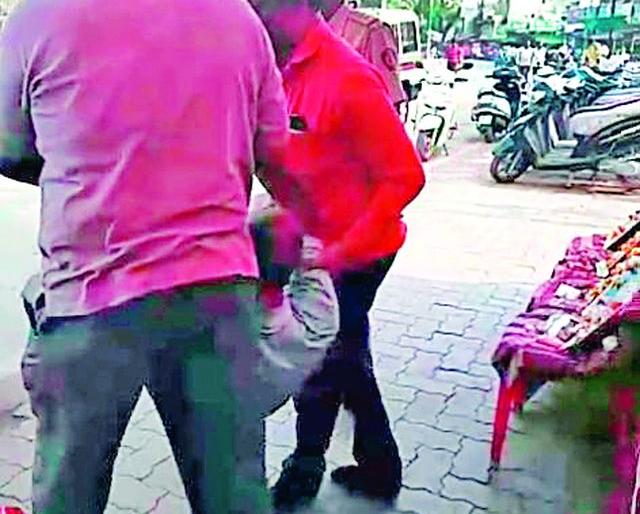 The company's pressure on the administration to suppress workers' agitation | कामगारांचे आंदोलन दडपण्यासाठी प्रशासनावर कंपनीचा दबाव The company's pressure on the administration to suppress workers' agitation | कामगारांचे आंदोलन दडपण्यासाठी प्रशासनावर कंपनीचा दबाव