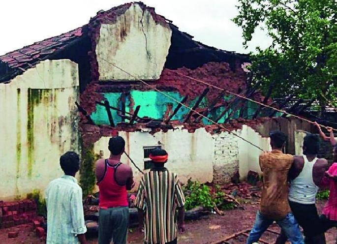 Partial fall of many houses in Palsgaon | पळसगावातील अनेक घरांची अंशत: पडझड