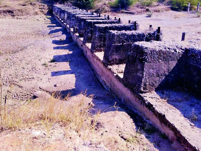 Construction of Randal Bandh for failure of funds | निधीअभावी रखडले बंधाऱ्याचे बांधकाम Construction of Randal Bandh for failure of funds | निधीअभावी रखडले बंधाऱ्याचे बांधकाम