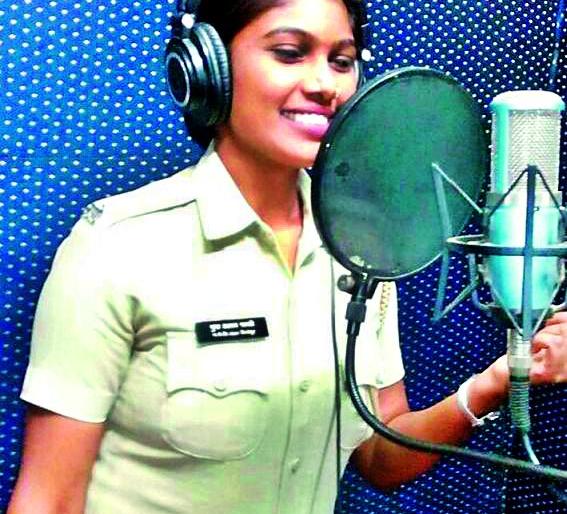 Khaki uniforms voice crazy fans | खाकी वर्दीतील सुरेल आवाजाने रसिकांना वेड