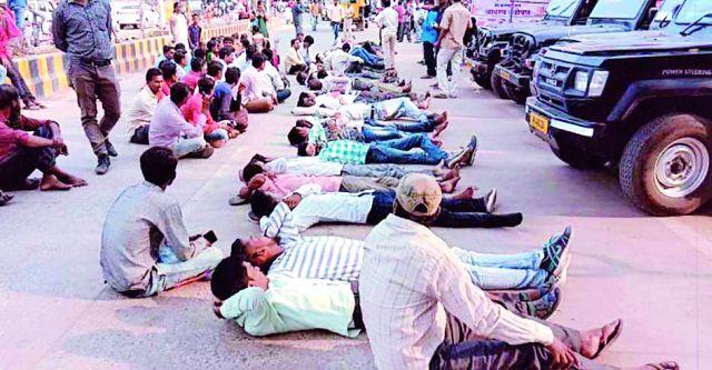 Movement movement of the driver's association | वाहन चालक संघटनेचे लोटांगण आंदोलन Movement movement of the driver's association | वाहन चालक संघटनेचे लोटांगण आंदोलन