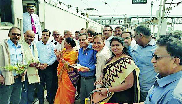 Welcome to Tirunelveli-Bilaspur Express at Chandrapur | तिरूनेलवेली-बिलासपूर एक्स्प्रेसचे चंद्रपुरात स्वागत Welcome to Tirunelveli-Bilaspur Express at Chandrapur | तिरूनेलवेली-बिलासपूर एक्स्प्रेसचे चंद्रपुरात स्वागत
