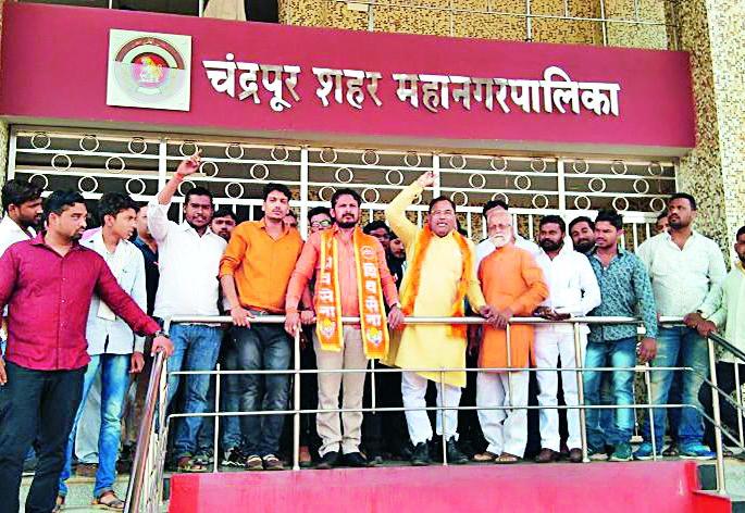 Manpasamore Shivsena's demonstrations | मनपासमोर शिवसेनेची निदर्शने Manpasamore Shivsena's demonstrations | मनपासमोर शिवसेनेची निदर्शने