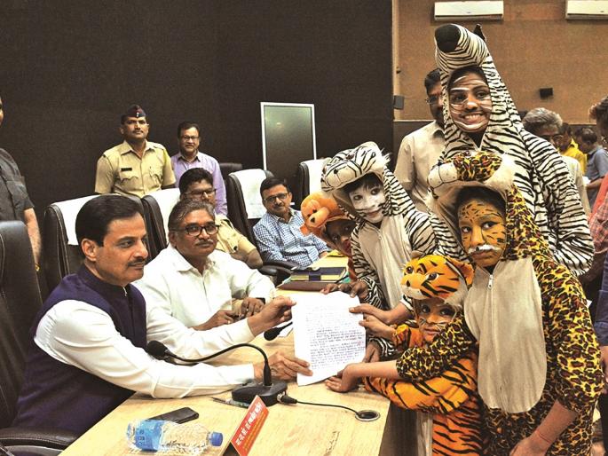The students in wild animals' costumes give memoarandum to guardin minister | विद्यार्थ्यांनी वन्य प्राण्यांच्या वेशभूषेत दिले जनता दरबारात पालकमंत्र्यांना निवेदन