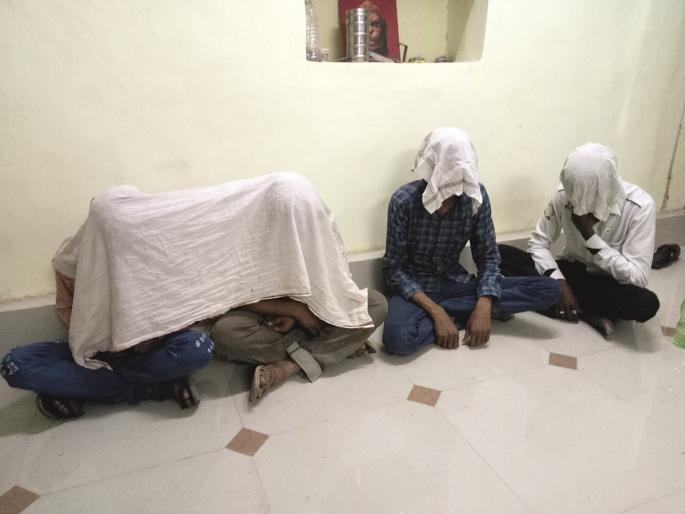 robbers who bribed counterfeit notes arested in akola | अकोल्यात बनावट नोटांचे आमिष देणाऱ्या दरोडेखोरांच्या टोळीचा पर्दाफाश robbers who bribed counterfeit notes arested in akola | अकोल्यात बनावट नोटांचे आमिष देणाऱ्या दरोडेखोरांच्या टोळीचा पर्दाफाश