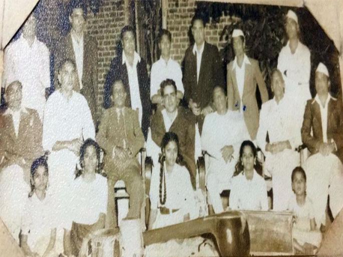 Shashi Kapoor had come with father in Dhule | धुळ्यात सिनेअभिनेते शशी कपूर वडिलांसोबत आले होते Shashi Kapoor had come with father in Dhule | धुळ्यात सिनेअभिनेते शशी कपूर वडिलांसोबत आले होते