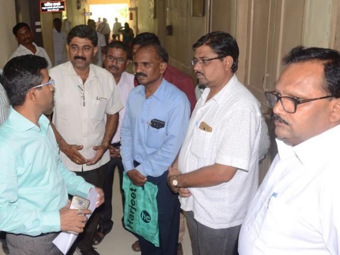 Dhule CEOs have not called the displaced teachers for a discussion | धुळे सीईओंनी विस्थापित शिक्षकांना चर्चेसाठी बोलावलेच नाही Dhule CEOs have not called the displaced teachers for a discussion | धुळे सीईओंनी विस्थापित शिक्षकांना चर्चेसाठी बोलावलेच नाही