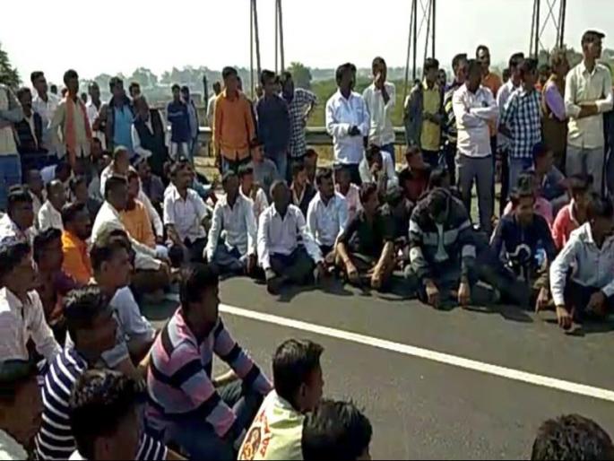 Rastaroko on the Dhythical Highway | धुळ्यानजिक महामार्गावर रास्तारोको Rastaroko on the Dhythical Highway | धुळ्यानजिक महामार्गावर रास्तारोको