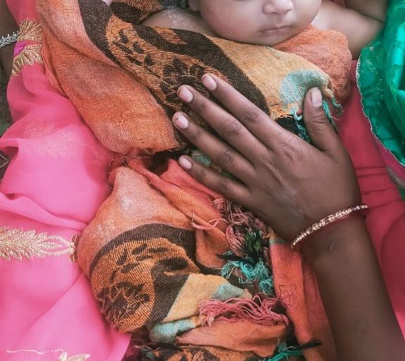 The baby was rescued as a fortune teller in a two-wheeler accident | दुचाकी अपघातात दैव बलवत्तर म्हणून बाळ बचावले