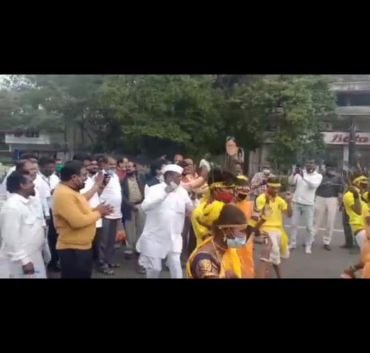 The Deputy Speaker of the Assembly held a rhythm on Gondi dance | विधानसभा उपाध्यक्षांनी धरला गोंडी नृत्यावर ताल