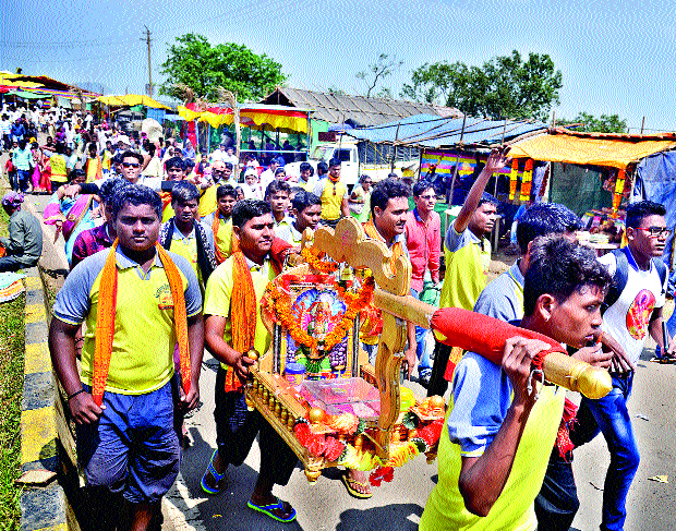 Saptashrangad: Kojagri celebrated procession of Kinnar; Lots of devotees throng the crowd of parents | सप्तशृंगगड : किन्नरांची कोजागरीनिमित्त मिरवणूक; कावडधारकांची गर्दी लाखो भाविक नतमस्तक Saptashrangad: Kojagri celebrated procession of Kinnar; Lots of devotees throng the crowd of parents | सप्तशृंगगड : किन्नरांची कोजागरीनिमित्त मिरवणूक; कावडधारकांची गर्दी लाखो भाविक नतमस्तक
