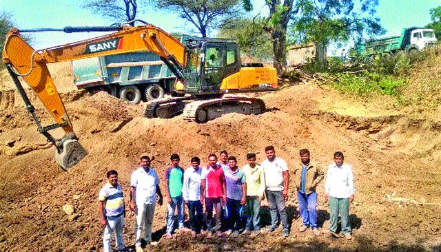 Sinnar gets rid of the sludge through six bunds | सिन्नरला सहा बंधाऱ्यांतून गाळ उपसा