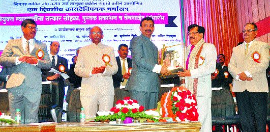 The responsibility of judiciary is to maintain credibility | विश्वासार्हता राखणे न्यायसंस्थेची जबाबदारी The responsibility of judiciary is to maintain credibility | विश्वासार्हता राखणे न्यायसंस्थेची जबाबदारी