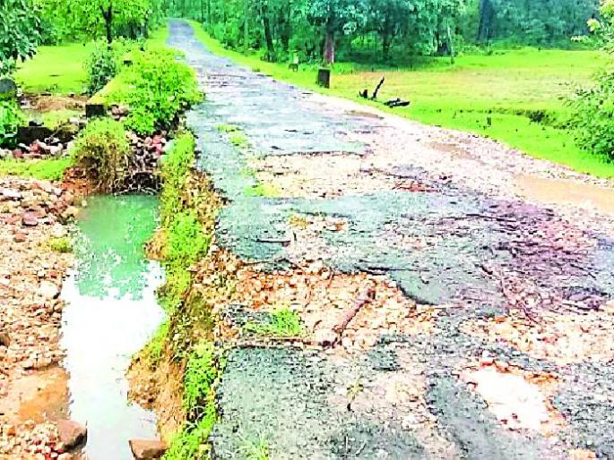 The journey to Bhamragad-Kothi route is difficult | भामरागड-कोठी मार्गाचा प्रवास खडतर The journey to Bhamragad-Kothi route is difficult | भामरागड-कोठी मार्गाचा प्रवास खडतर