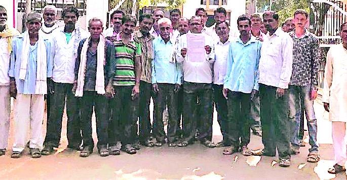 The farmers fall on the district crews | शेतकऱ्यांची जिल्हा कचेरीवर धडक The farmers fall on the district crews | शेतकऱ्यांची जिल्हा कचेरीवर धडक