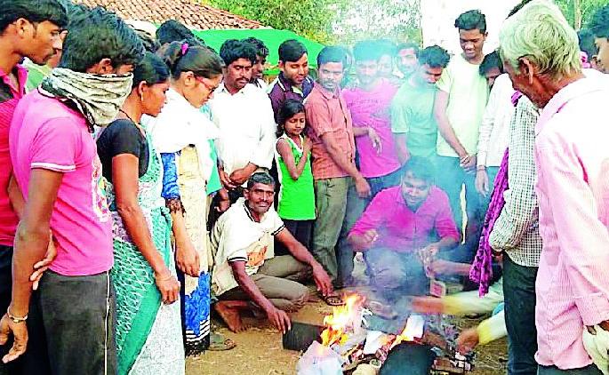 Holi of tobacco products made by villagers | ग्रामस्थांनी केली तंबाखूजन्य पदार्थांची होळी Holi of tobacco products made by villagers | ग्रामस्थांनी केली तंबाखूजन्य पदार्थांची होळी