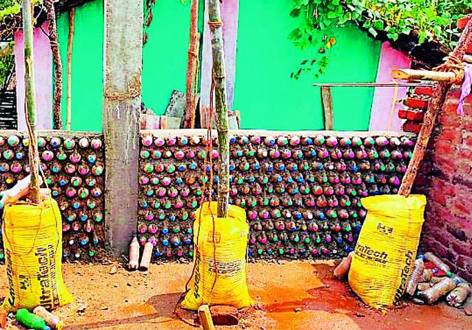 Kurama house to be built with plastic bottle | प्लास्टिक बॉटलने बांधणार कुरमा घर Kurama house to be built with plastic bottle | प्लास्टिक बॉटलने बांधणार कुरमा घर
