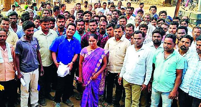 Angry land grab hits the tehsil | संतप्त भूमिहीनांची तहसीलवर धडक