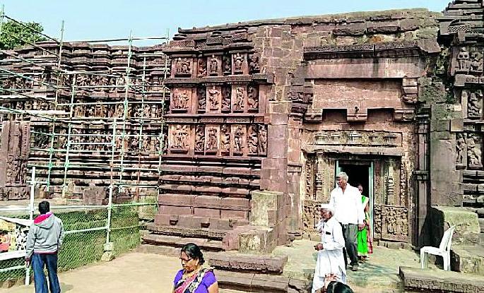 Restoration of the temple temporarily | मंदिराचा जीर्णाेद्धार संथगतीने Restoration of the temple temporarily | मंदिराचा जीर्णाेद्धार संथगतीने