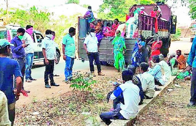The laborers who reached the village were kept in the isolation room | गावात पोहोचलेल्या मजुरांना ठेवले विलगीकरण कक्षात The laborers who reached the village were kept in the isolation room | गावात पोहोचलेल्या मजुरांना ठेवले विलगीकरण कक्षात