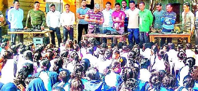 Students know the weapon information | विद्यार्थ्यांनी जाणली शस्त्रांची माहिती