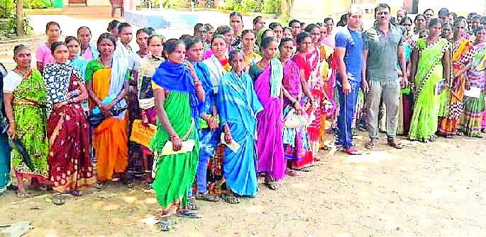 The 50-year-old woman shot dead at the Regentha police station | ५० वर महिला धडकल्या रेगुंठा पोलीस ठाण्यावर The 50-year-old woman shot dead at the Regentha police station | ५० वर महिला धडकल्या रेगुंठा पोलीस ठाण्यावर