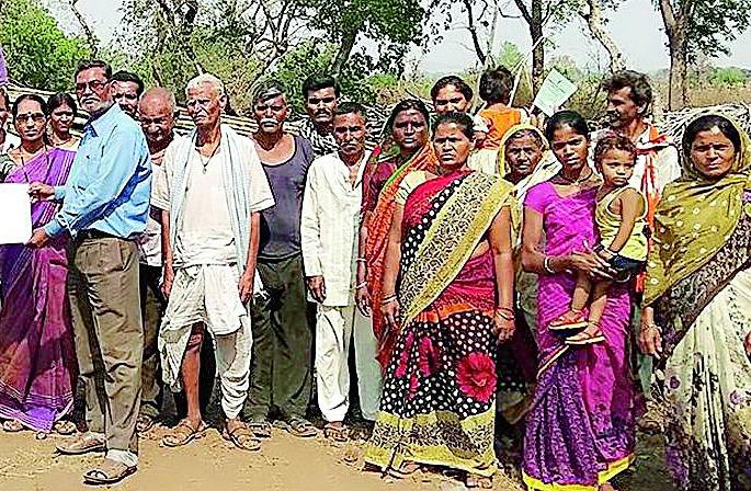 In the trouble of the turf business | बुरड व्यवसाय संकटात