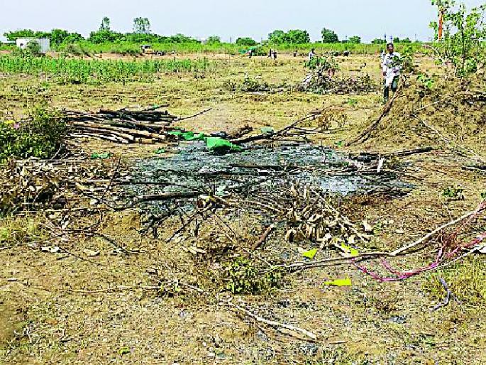  The encroachment huts were burnt | अतिक्रमित झोपड्या जाळल्या