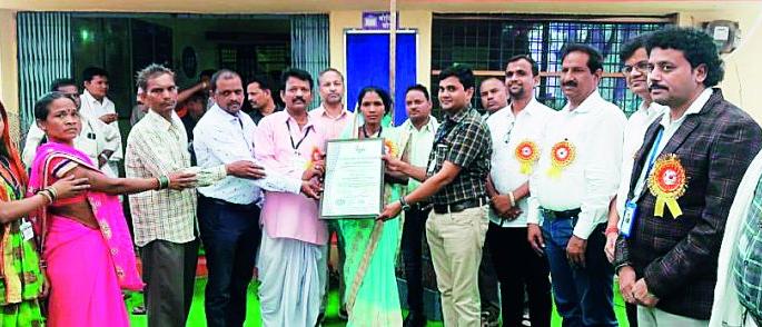 Cochinara Gram Panchayat gets ISO rating | कोचीनारा ग्रामपंचायतीने मिळवले आयएसओ मानांकन Cochinara Gram Panchayat gets ISO rating | कोचीनारा ग्रामपंचायतीने मिळवले आयएसओ मानांकन