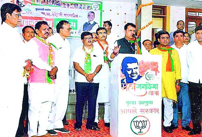 Chief Minister Fadnavis welcomed Armoori | आरमोरीतील स्वागताने भारावले मुख्यमंत्री फडणवीस Chief Minister Fadnavis welcomed Armoori | आरमोरीतील स्वागताने भारावले मुख्यमंत्री फडणवीस