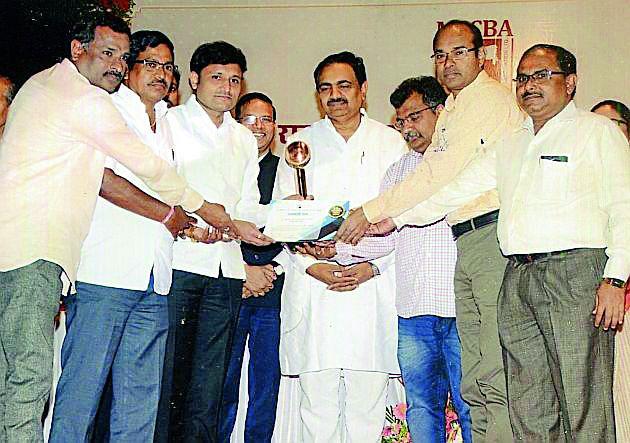 Vaikunthbhai Mehta Awarded District Central Bank | वैकुंठभाई मेहता पुरस्काराने जिल्हा मध्यवर्ती बँक सन्मानित