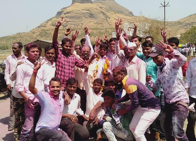 For the first time graduate sarpanch got Khairagala | खैरगावला लाभले प्रथमच पदवीधर सरपंच For the first time graduate sarpanch got Khairagala | खैरगावला लाभले प्रथमच पदवीधर सरपंच