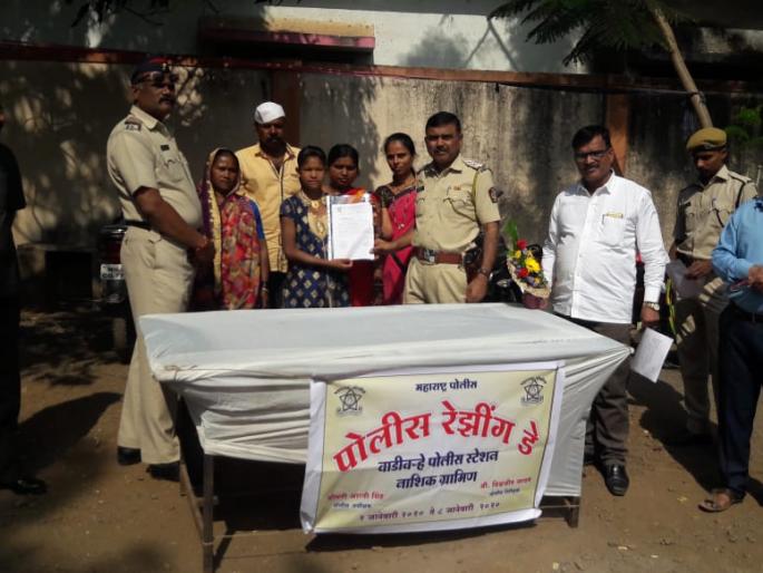 Honor of Chimurdi who saves a woman by risking her life | जीव धोक्यात घालून महिलेला वाचविणाऱ्या चिमुरडीचा सत्कार