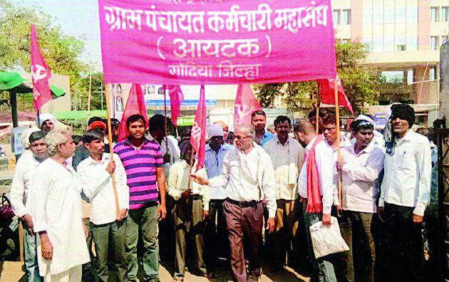 Gram Panchayat employees' front of Panchayat Samiti | पंचायत समितीवर ग्रामपंचायत कर्मचाऱ्यांचा मोर्चा Gram Panchayat employees' front of Panchayat Samiti | पंचायत समितीवर ग्रामपंचायत कर्मचाऱ्यांचा मोर्चा