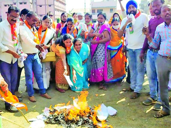 Burning Holi of increased electricity bills during the Corona period | कोरोना काळातील वाढीव वीज बिलांची जाळली होळी Burning Holi of increased electricity bills during the Corona period | कोरोना काळातील वाढीव वीज बिलांची जाळली होळी