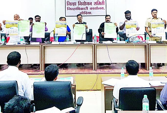 Publication of new year calendar at the hands of Guardian Minister | पालकमंत्र्यांच्या हस्ते नववर्ष कॅलेंडरचे प्रकाशन