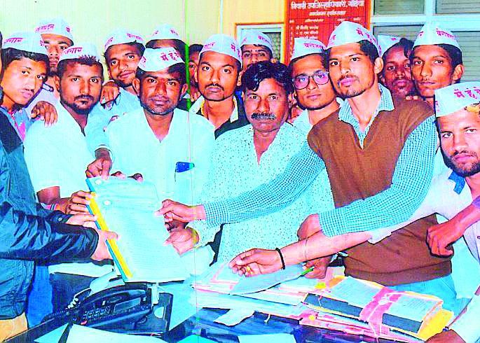 Front of the unemployed collector's office | बेरोजगारांचा जिल्हाधिकारीे कार्यालयावर मोर्चा Front of the unemployed collector's office | बेरोजगारांचा जिल्हाधिकारीे कार्यालयावर मोर्चा