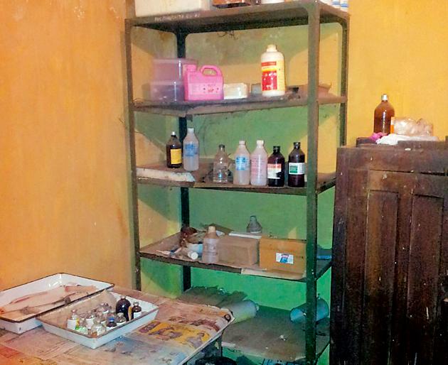 At the Veterinary Clinic in Saundh | सौंदड येथील पशुवैद्यकीय दवाखाना वाºयावर At the Veterinary Clinic in Saundh | सौंदड येथील पशुवैद्यकीय दवाखाना वाºयावर